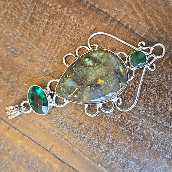 Elegant Silver Labradorite Pendant - Picture 3 of 7